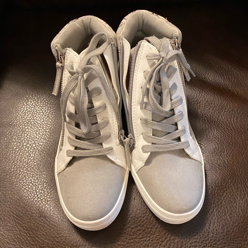 Universal thread sneakers 8.5
